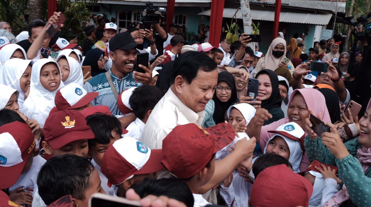 Antusias Siswa-Siswi Menyambut Prabowo Pada Penyerahan Bantuan Sumur Bor Di Banyumas Jawa Tengah