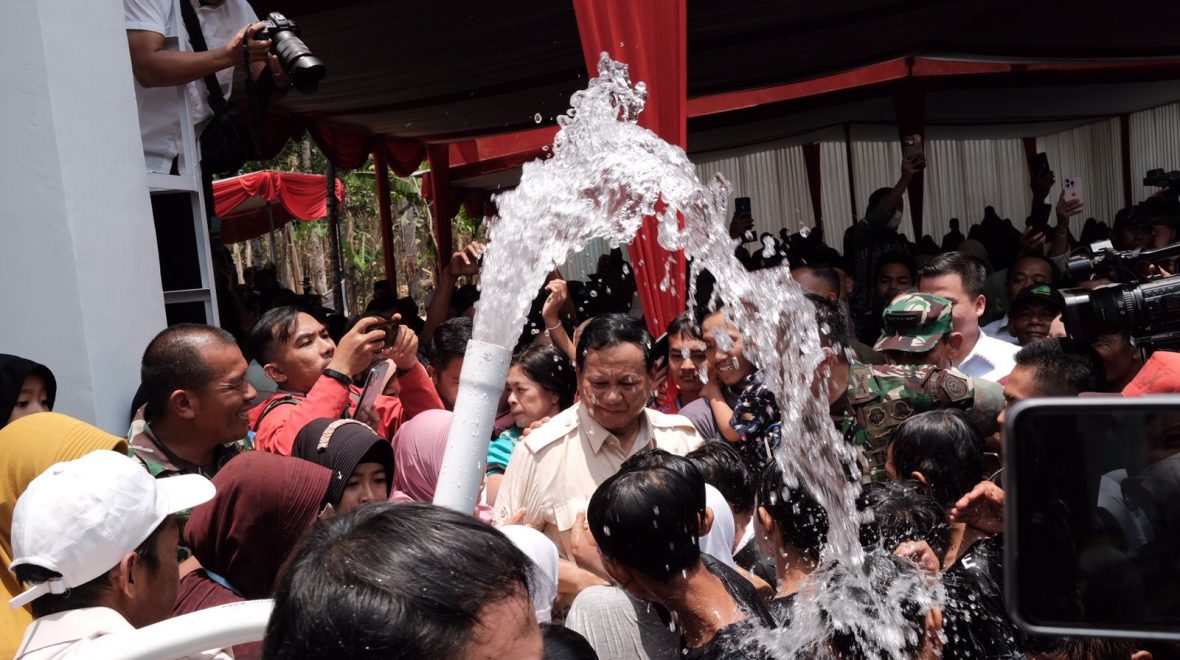 Prabowo Menyerahkan Bantuan Sumur Bor Di Jawa Tengah