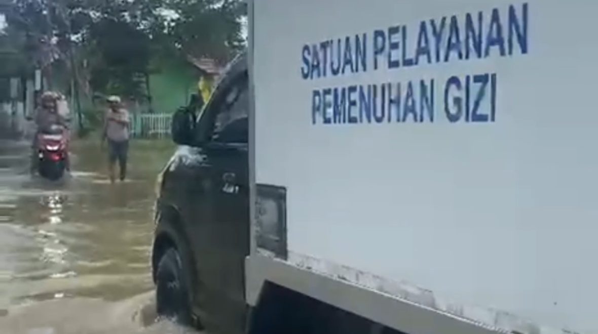 Momen Mobil SPPG Terobos Banjir di Banjar untuk Kirim Bantuan Makanan Bergizi