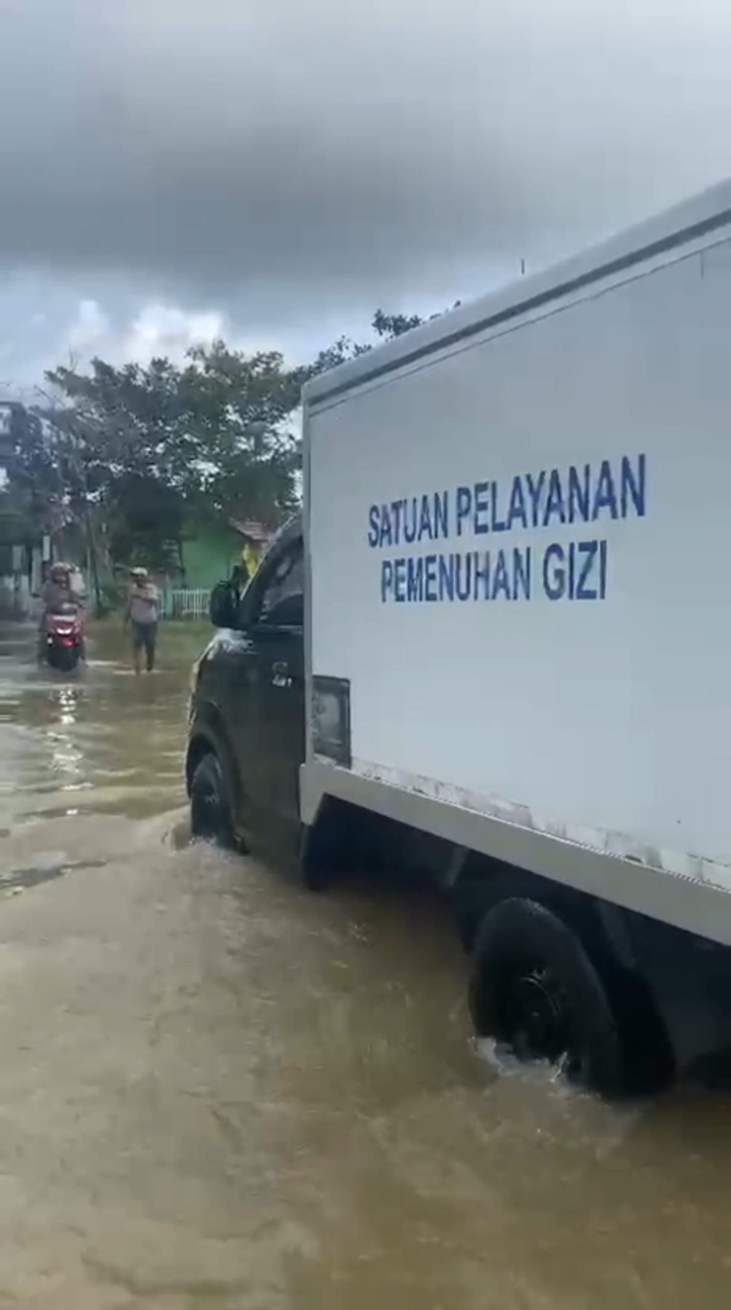 Momen Mobil SPPG Terobos Banjir di Banjar untuk Kirim Bantuan Makanan Bergizi