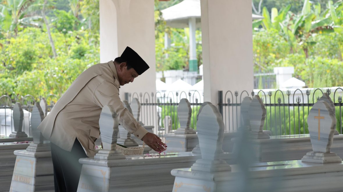 Prabowo Disambut Hangat Warga Banyumas Saat Ziarah ke Makam Margono Djojohadikusumo, Warga: Sehat Selalu!